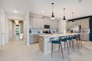 Full-sized fridge, microwave, oven, stovetop - Villatel at Solara Resort - 8BRs (Kissimmee)