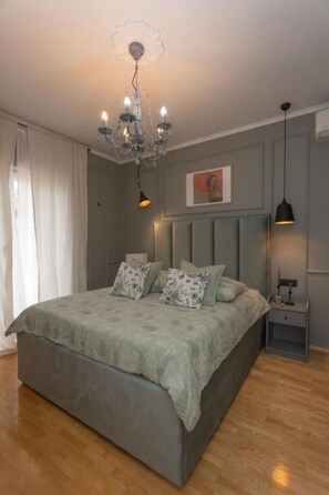 2 soverom, skrivebord, reiseseng for barn og internettilgang