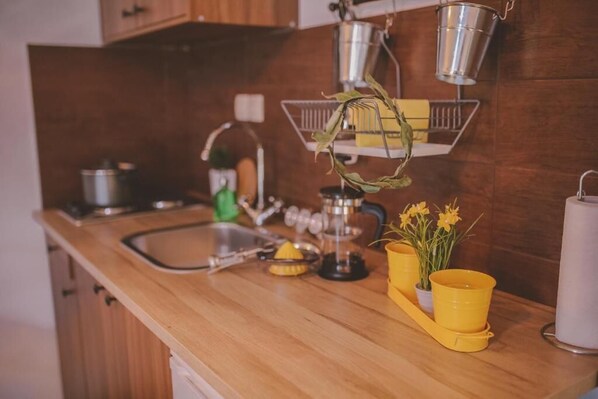 Kühlschrank, Mikrowelle, Herdplatte, Wasserkocher mit Kaffee-/Teezubehör