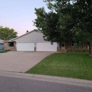 Exterior - Spacious single story near many hospitals! (Neenah)