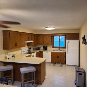 Køleskab, mikrobølgeovn, ovn, kogeplade