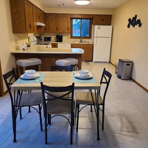 Køleskab, mikrobølgeovn, ovn, kogeplade