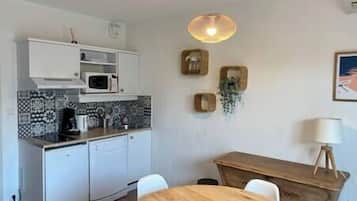 Réfrigérateur, micro-ondes, plaque de cuisson, lave-vaisselle
