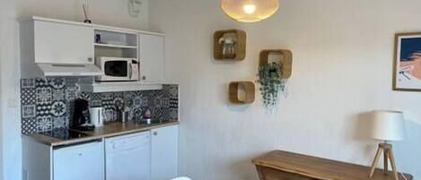 Kylskåp, mikrovågsugn, spishäll och diskmaskin