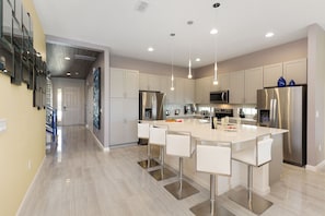 10 bedrooms, individually decorated, individually furnished, desk - Solterra Resort - Luxury 10 Bedroom Homes (Davenport)