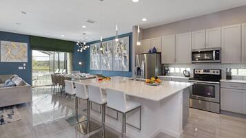 Full-sized fridge, microwave, oven, stovetop