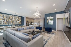 TV - Solterra Resort - Luxury 10 Bedroom Homes (Davenport)