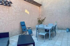 Outdoor dining - 2 1-bedroom apartments 5 minutes' walk from the beach (Hyères)