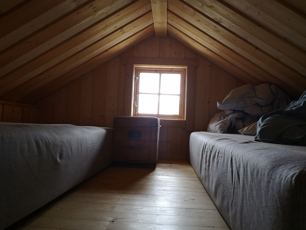 Wolverine lake cabin. Romantic log cabin is completely offgrid Gallo FeWodirekt