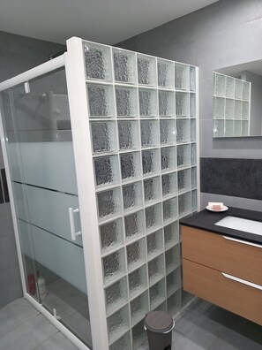 Dusche, Haartrockner, Toilettenpapier