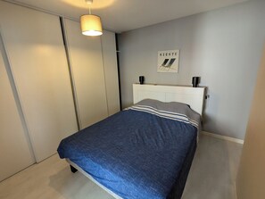 3 habitaciones, escritorio y tabla de planchar con plancha