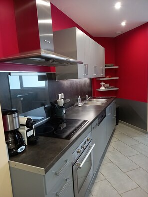 Kühlschrank, Mikrowelle, Ofen, Herdplatte