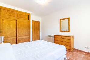 4 habitaciones, tabla de planchar con plancha y cuna de viaje