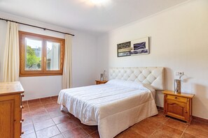 4 bedrooms, iron/ironing board, travel cot, free WiFi