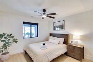 4 bedrooms, desk, iron/ironing board, Internet