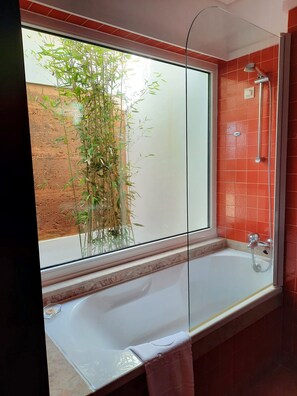 Quarto casal | Banheiro | Produtos de toalete grátis, secador de cabelo, chinelos, shampoo