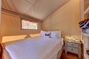 1 bedroom, iron/ironing board, travel cot, free WiFi