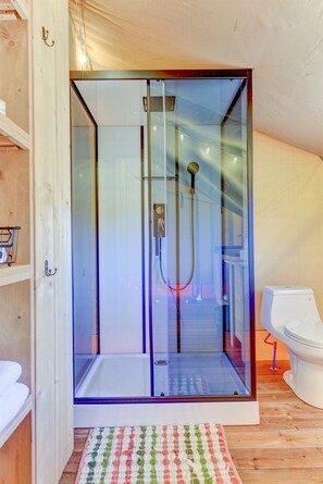 Een douche, handdoeken