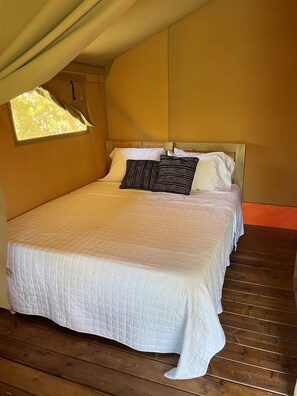 1 bedroom, travel cot, free WiFi, bed sheets