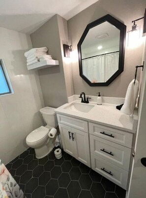 Haartrockner, Handtücher, Seife, Shampoo