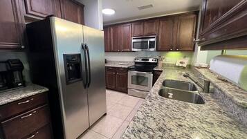 Een koelkast, een magnetron, een oven, een kookplaat