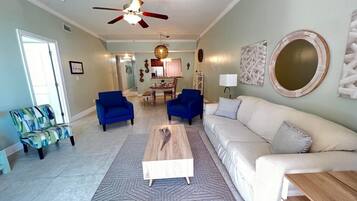 Een smart-tv en boeken