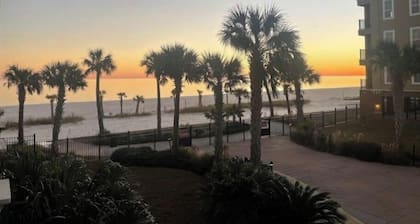 Beachfront Condo with Beautiful Sunset Views. Gorgeous Pool.