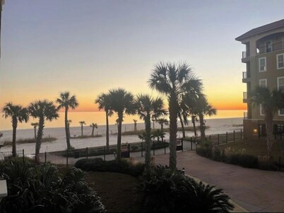 Beachfront Condo with Beautiful Sunset Views. Gorgeous Pool.