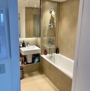 Deluxe Apartment | Bathroom | Bathtub