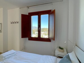 3 Schlafzimmer, Schreibtisch, Bügeleisen/Bügelbrett, Reisekinderbett