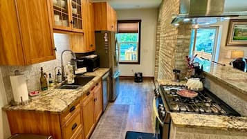 冰箱、微波炉、烤箱、炉灶