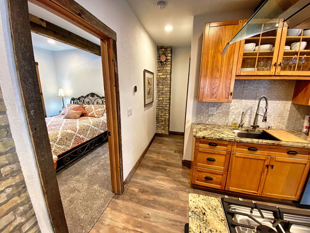 2 quartos, escrivaninha, ferros/tábuas de passar roupa