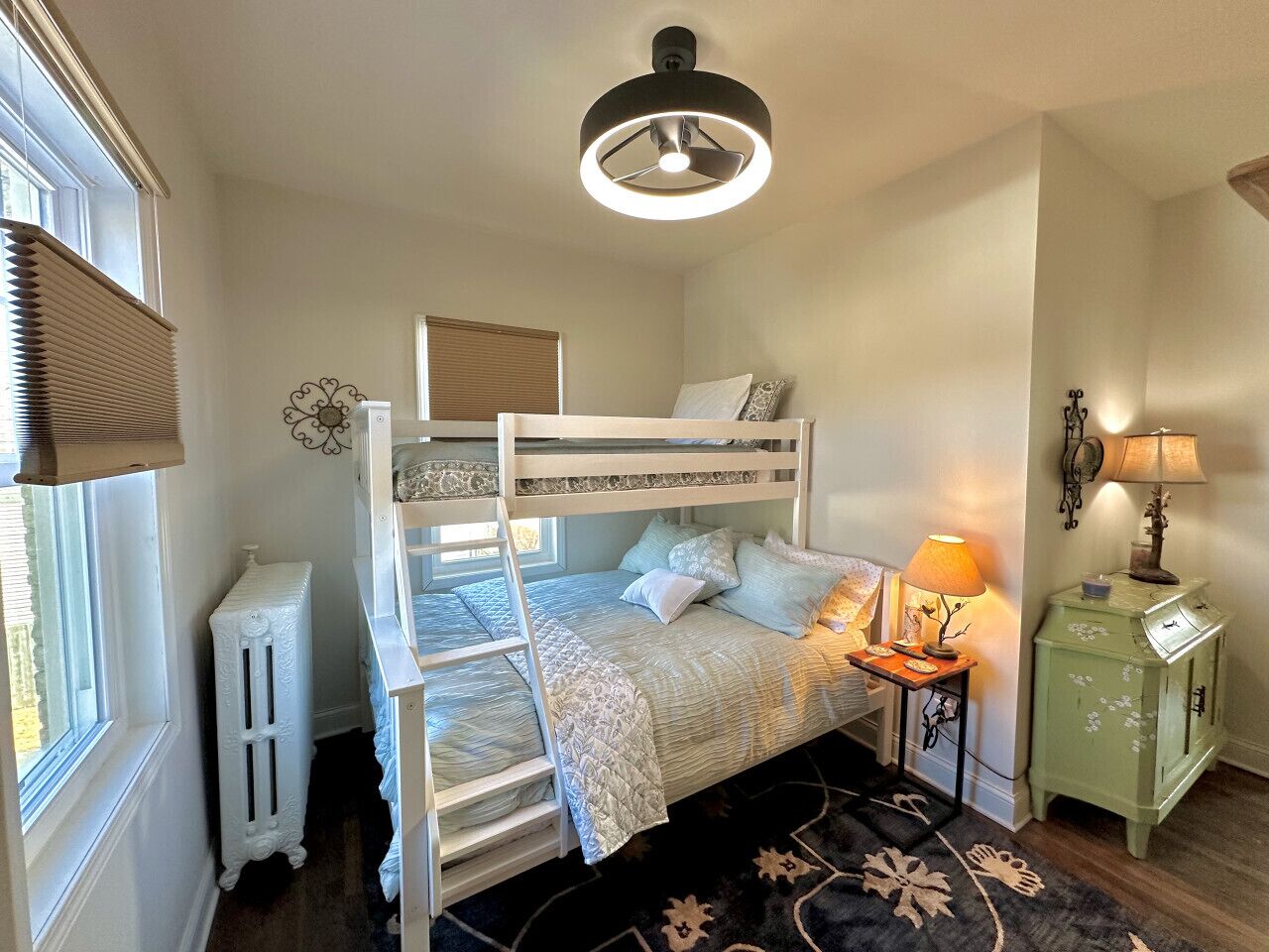 2 室のベッドルーム、デスク、アイロン / アイロン台、旅行用ベビーベッド