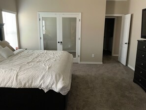 4 chambres, fer et planche à repasser, Wi-Fi, draps fournis