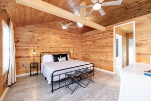 3 bedrooms, desk, travel crib, free WiFi - Island Cottage w/ Pool Table & Walking distance to Cranberry! (Huntsville)