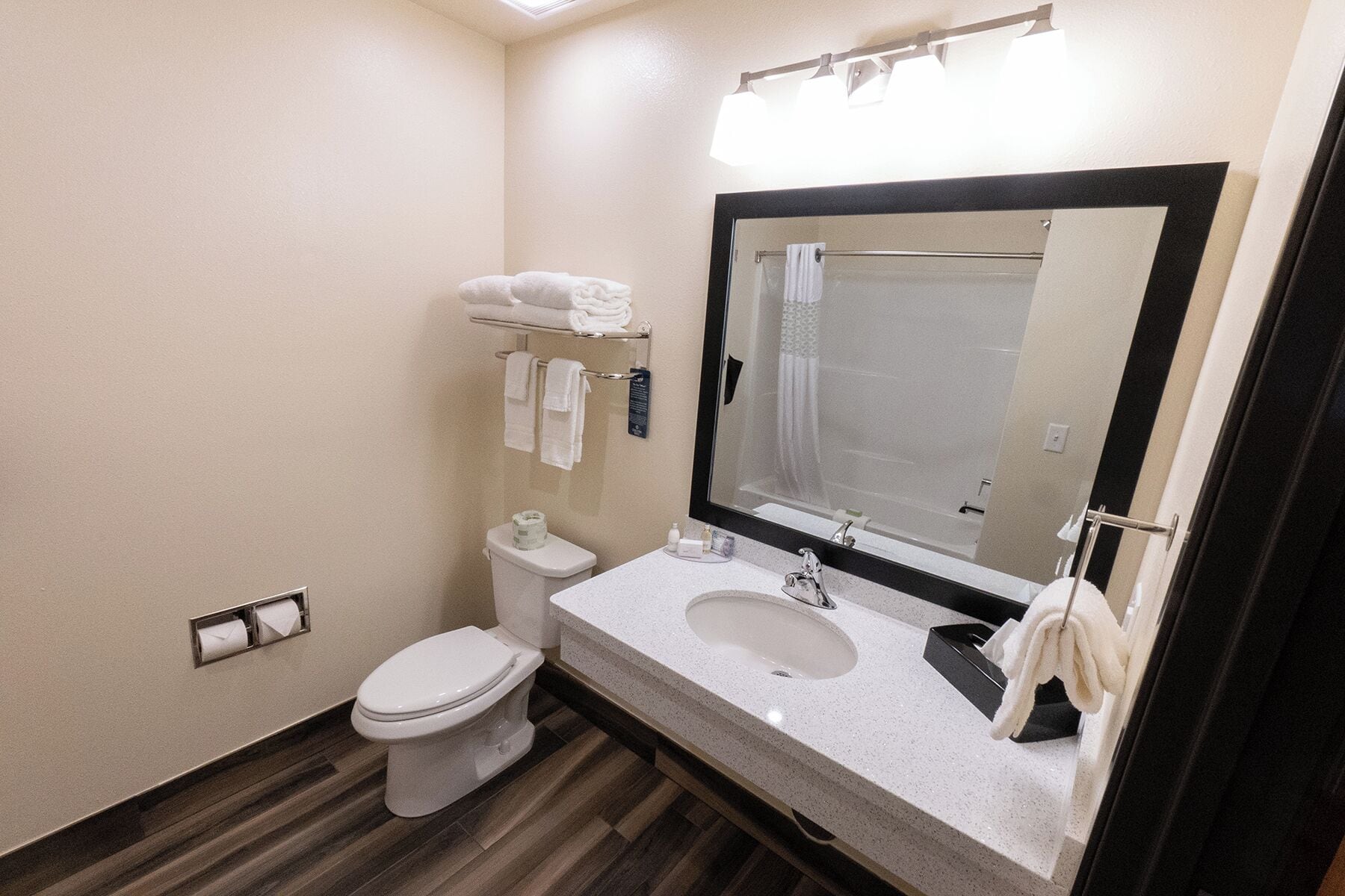 Family Suite, Multiple Beds, Non Smoking | Bathroom | Combined shower/bathtub, free toiletries, towels