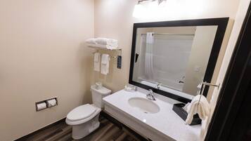 Family Suite, Multiple Beds, Non Smoking | Bathroom | Combined shower/bathtub, free toiletries, towels