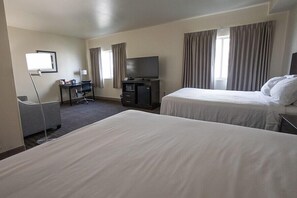 Family Suite, Multiple Beds, Non Smoking | Iron/ironing board, free WiFi, bed sheets - Cobblestone Inn & Suites - Sheldon (Sheldon)
