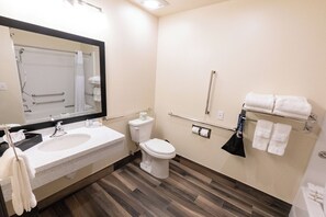 Een moderne badkamer met een wastafel, toilet en spiegel.