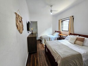 1 bedroom, free WiFi, bed sheets - Quiet house near Parque dos Saltos! (Brotas)