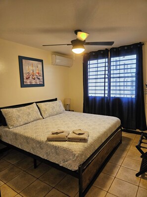 2 soverom, skrivebord, strykejern/-brett og reiseseng for barn