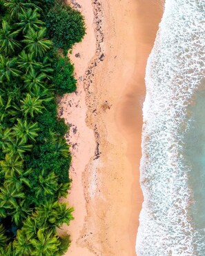 Sun loungers, beach towels - Beach Vibes Condo in Luquillo (Luquillo)