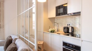 Kjøleskap, mikrobølgeovn, ovn og kokeplater