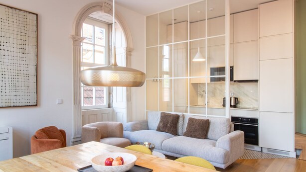 A modern kitchen with white cabinets, a built-in oven, and a microwave. - Casa Azul - Santa Marinha (Vila Nova de Gaia)