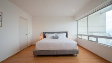 2 bedrooms, in-room safe, desk, iron/ironing board