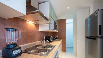 Fridge, microwave, oven, stovetop