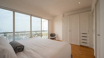 2 bedrooms, in-room safe, desk, iron/ironing board