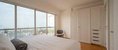 2 slaapkamers, een kluis op de kamer, een bureau