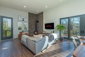 Flat-screen TV, fireplace, Netflix, streaming services - Wet & Dry Sauna  w/ Fireplace close to Downtown and Waterfalls (Pisgah Forest)