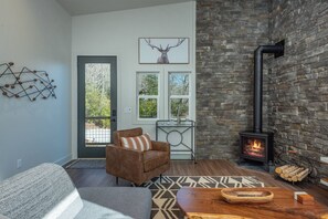 TV a schermo piatto, caminetto, Netflix, servizi in streaming